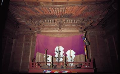 紫の幕がかかった寺院の本殿が写されている写真