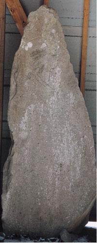 南無阿弥陀仏などの名号が彫られている石碑の写真