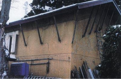 屋根から壁に向かって支柱がついている土蔵の外観の写真