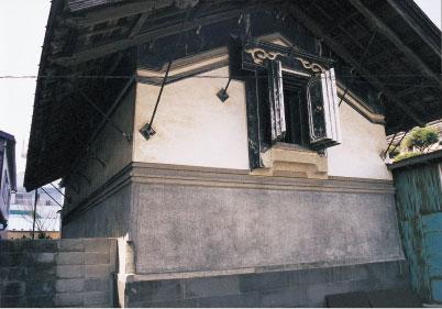 窓がある森長旅館土蔵の外観の写真