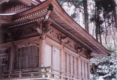 ひさしや窓の柵、扉などがすべて木でできている宮殿の写真