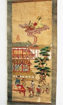 遊郭のような建物と大きな松の木の傍に集まった人々、雲に乗って極楽へ導かれる人々の絵の写真