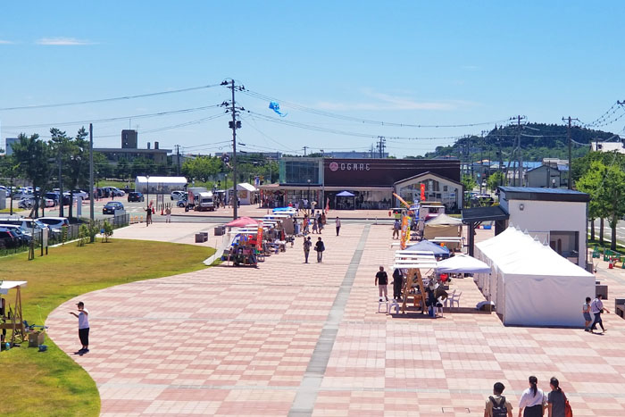 男鹿駅周辺広場のヤタイ市の様子
