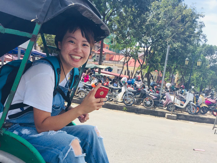 カンボジアを旅行する女の子