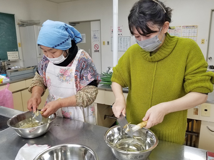 ごぼうのささがきをする女性2名