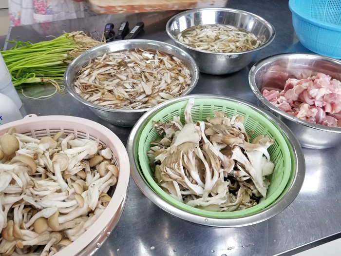 だまこ鍋の具材と鶏肉とごぼうとせり