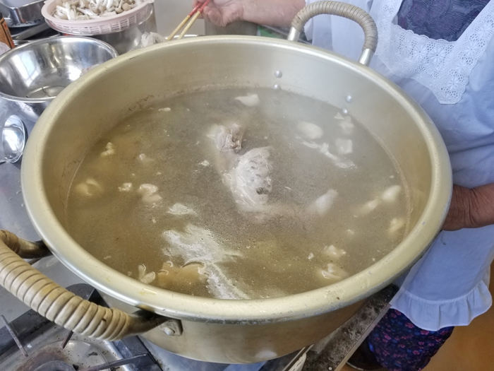 鶏がらでだしをとる