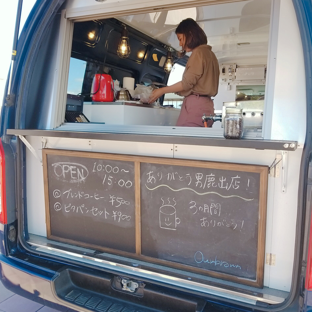 ourbrownキッチンカーの中で料理する女性