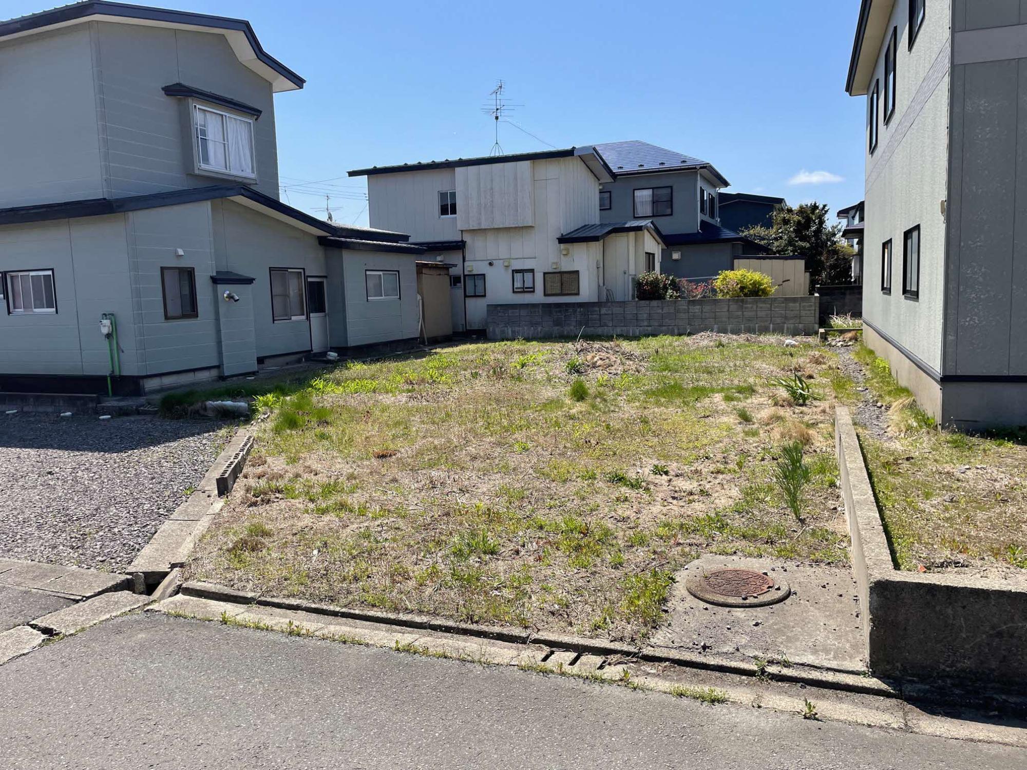天気のいい日に正面から撮った草刈りを終わらせた空き地第21号の写真