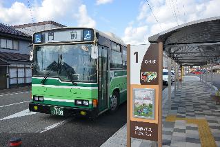 バス停に停車するバス