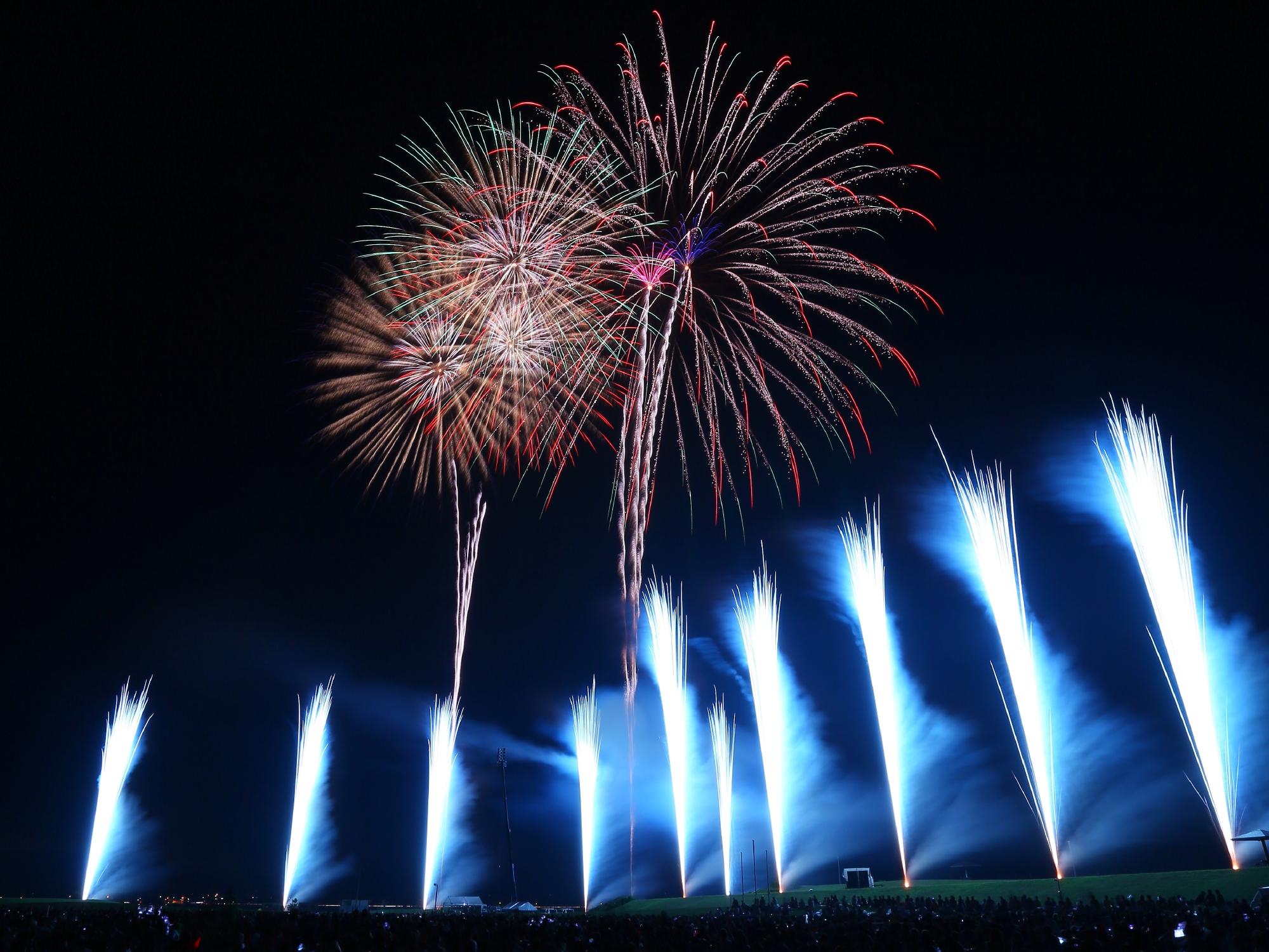 真っ暗な夜空に打ち上げられた花火の写真