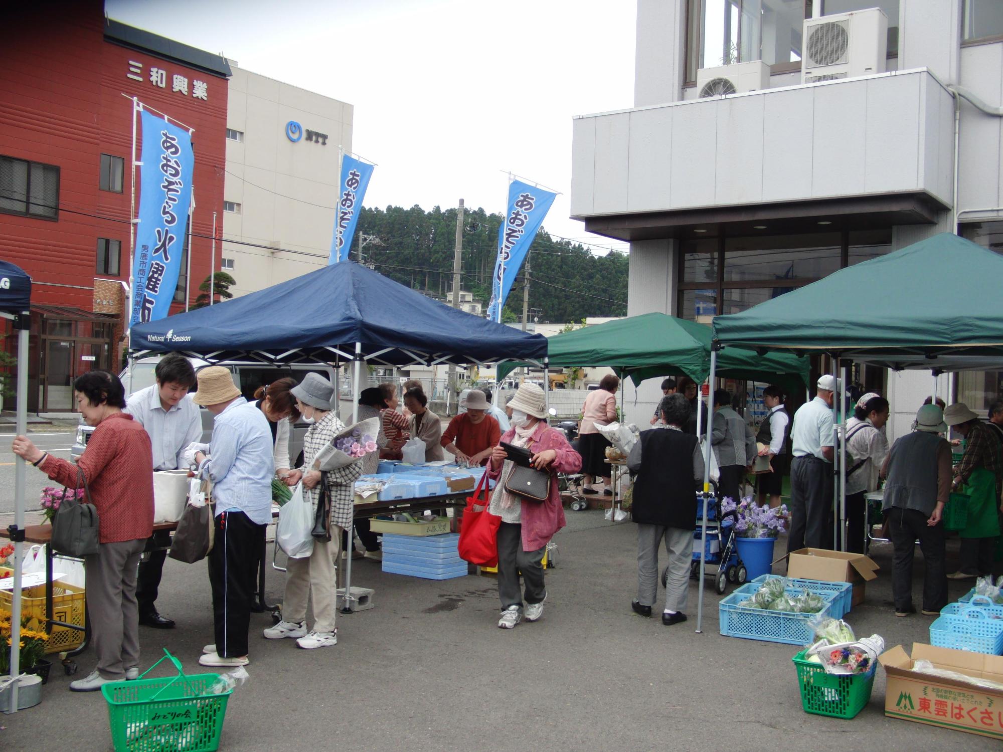 たくさんのテントをはった露店に訪れる人々を写した火曜市の様子