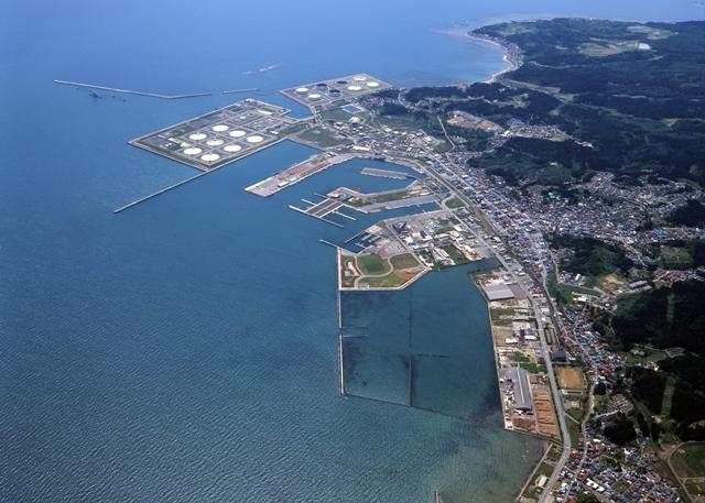 男鹿市半島南部に位置する広々とした海に面している船川港を上空から映している写真