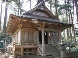 壁、柱、扉、梁、窓の格子など木造で、入り口の両開きの扉が開いている真山神社五社殿の建物の外観写真