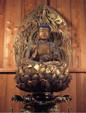 座禅を組んだ金色の仏様の像が大きく写っている写真