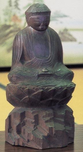 木で彫られた座っている仏様の像が置かれている写真