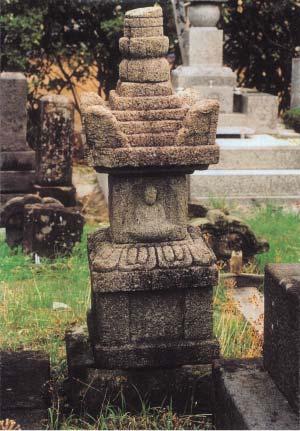 四角の縦長の石の中に小さな仏さまが座っている姿が彫られた石像の写真