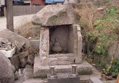 3枚の板状の石に囲まれた石仏龕の写真