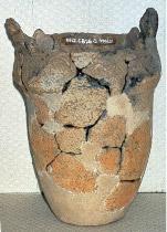 土器のかけらをつぎはぎして復元された縄文土器の写真