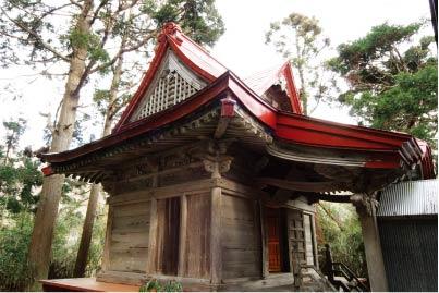 赤い屋根の戸賀八幡神社本殿の外観の写真