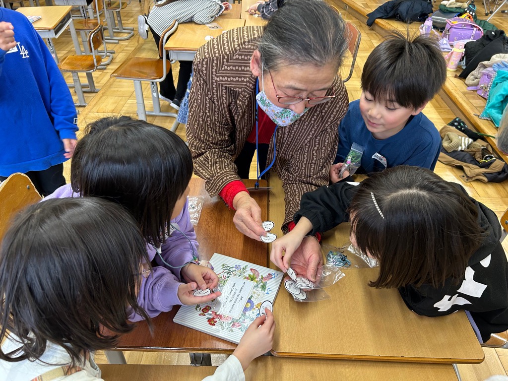 船越小学校_貝殻ペンダントづくり