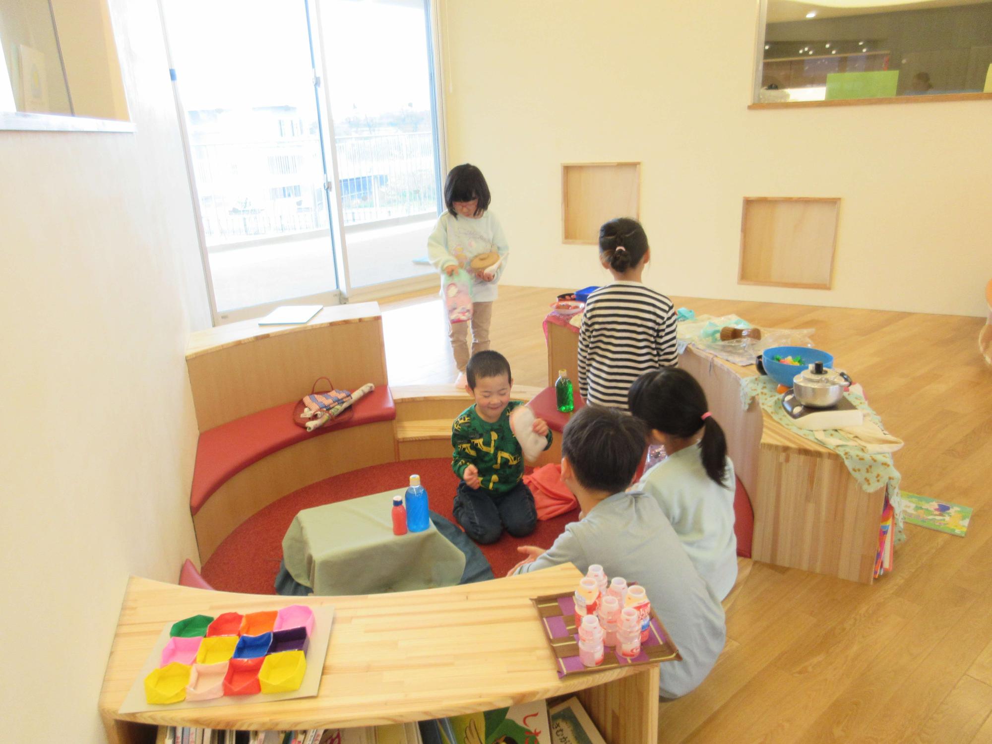 船越こども園 絵本コーナー 園児写真