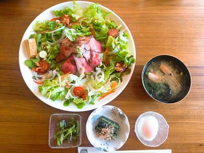 男鹿市飲食店おがんしゃのローストビーフプレート