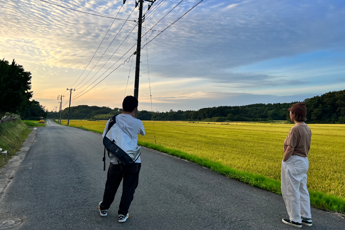 琴川の風景を見上げる男性と女性