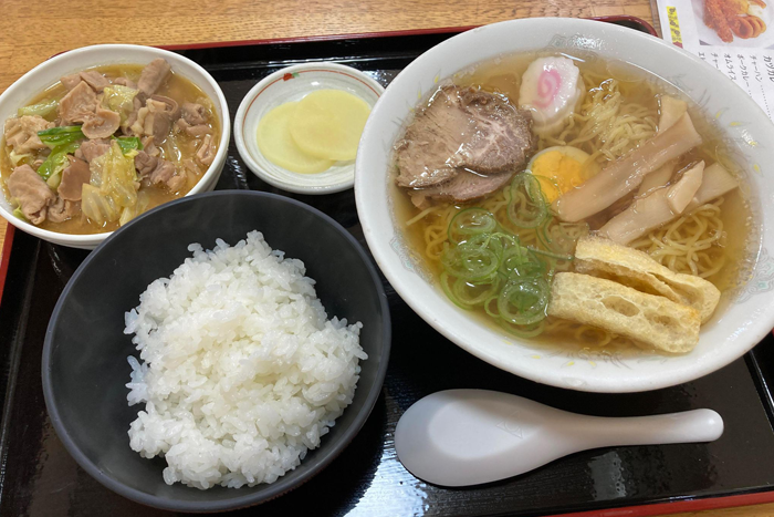 男鹿市恵比寿食堂のラーメンとホルモン