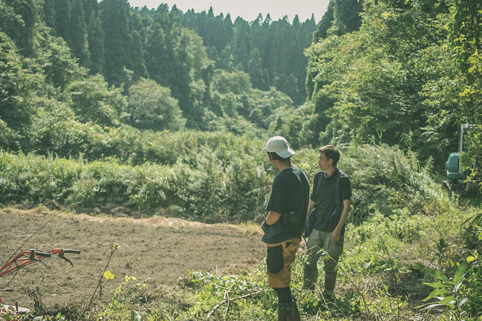 男鹿の農地を耕す2人