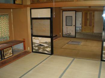 横に床の間があり黒縁のふすまがある和室の写真