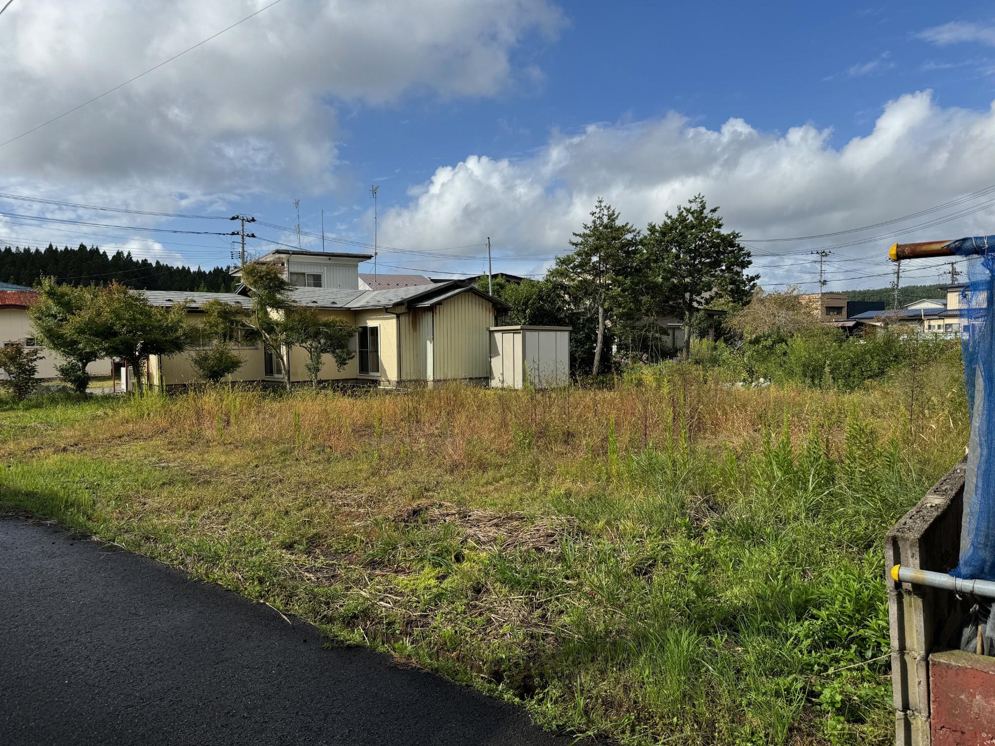 土地を向かって右側から見た様子