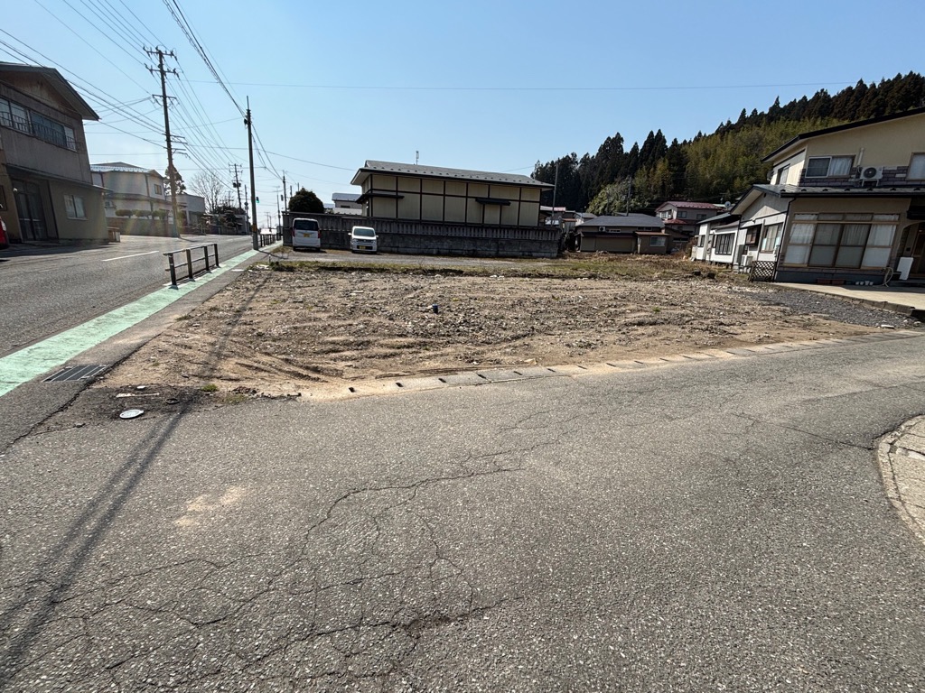 土地を右側から見ており、正面に土地が広がっている。