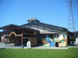 青い空といづみ幼稚園の入り口に遊具がある外観写真