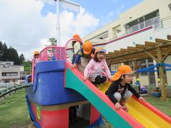 子供たちが滑り台で遊んでいる写真